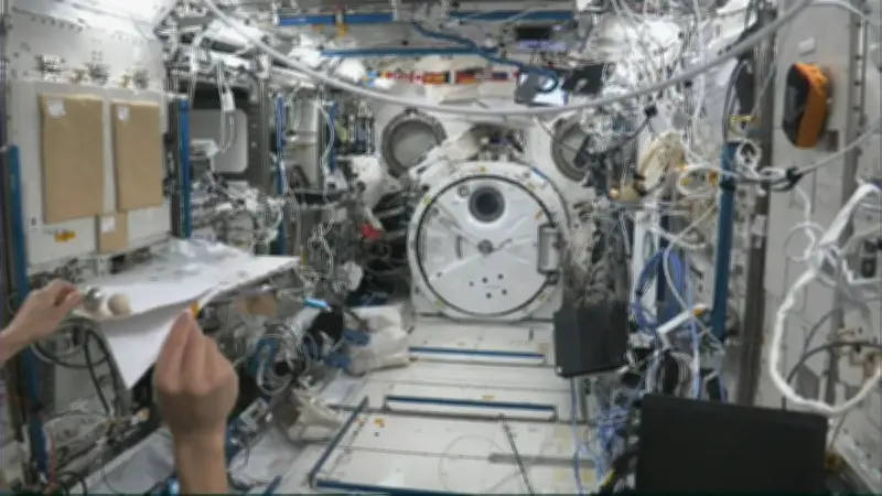 Astronauta testa avião de papel na ISS em experimento científico