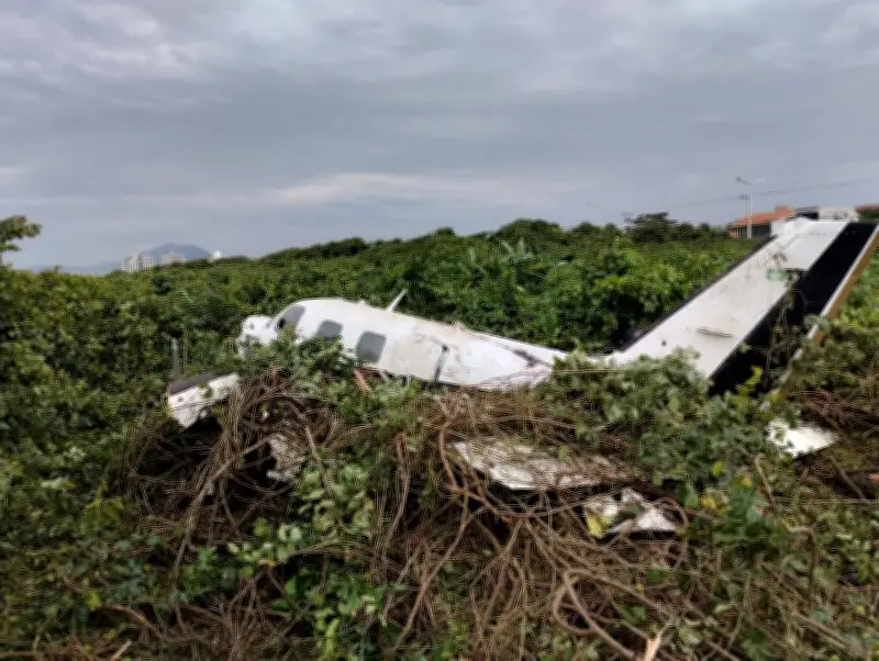 Avião bimotor cai em praia de Santa Catarina; dois sobrevivem