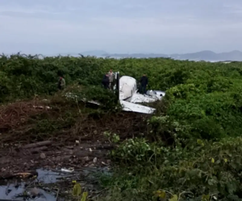 Avião de pequeno porte cai em Navegantes (SC) e deixa dois feridos graves