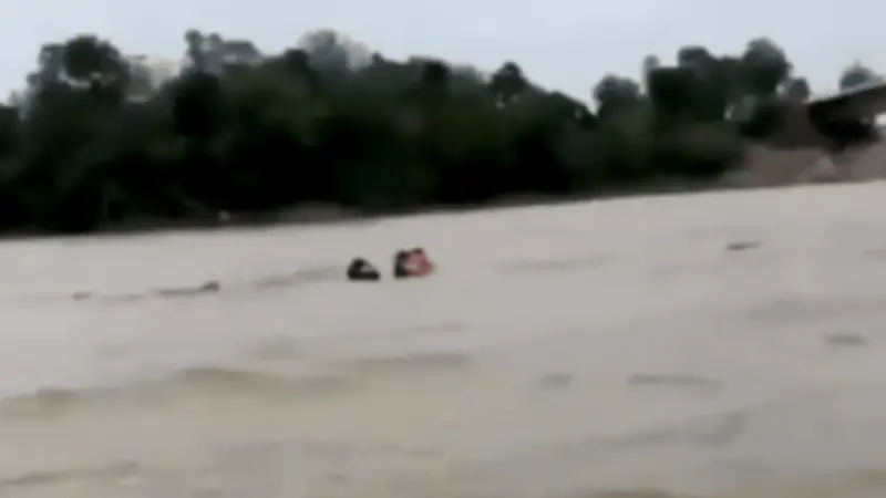 Barco da Marinha naufraga parcialmente no Rio Paraguai durante festival de pesca