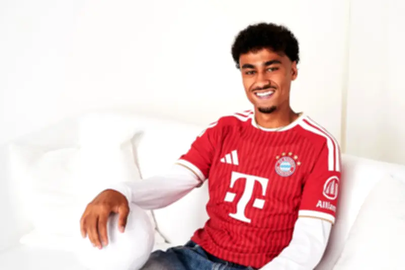 Bayern de Munique anuncia contratação de Nathaniel Brown por R$ 327,8 milhões