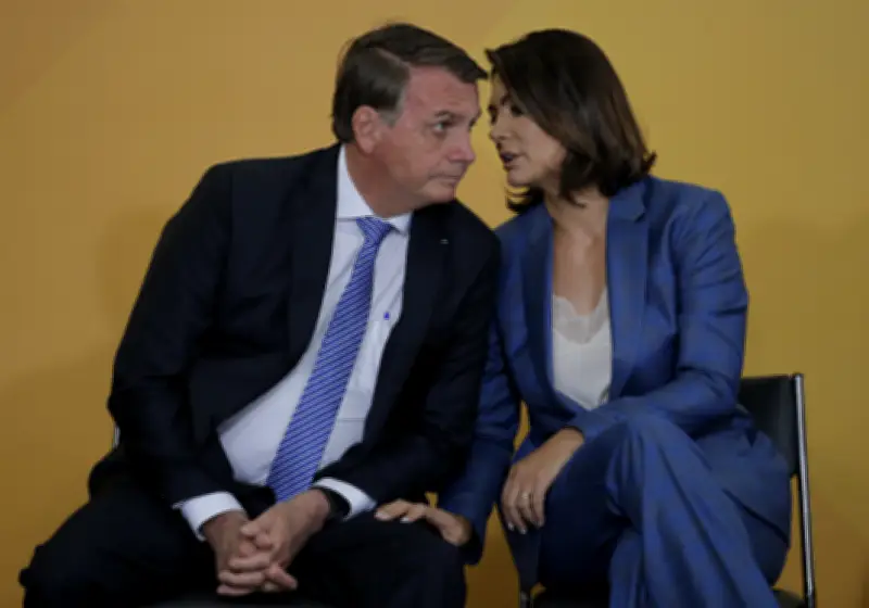 Bolsonaro detesta vídeo de Michelle postado sem autorização e briga