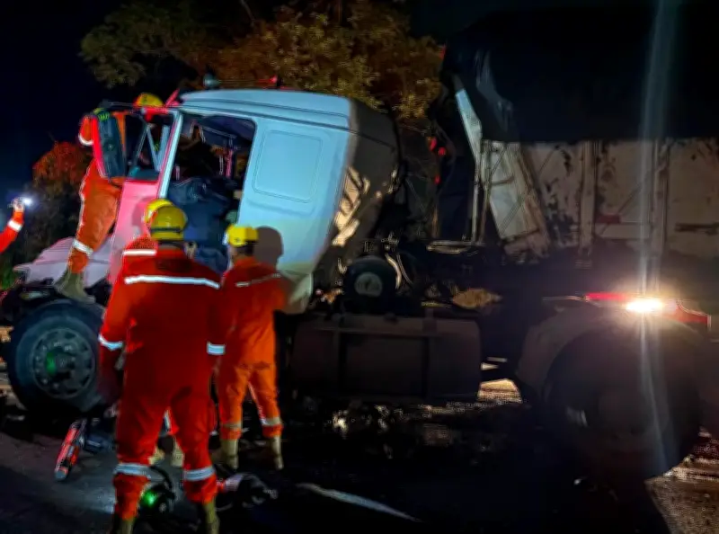 Bombeiros resgatam caminhoneiro preso em ferragens na BR-101 em Igarassu