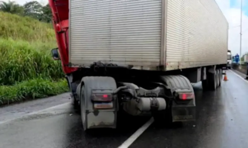 BR-324 interditada após acidente com carreta em Simões Filho