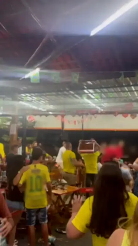 Briga com socos e cadeiradas encerra jogo do Brasil em bar de Patos de Minas