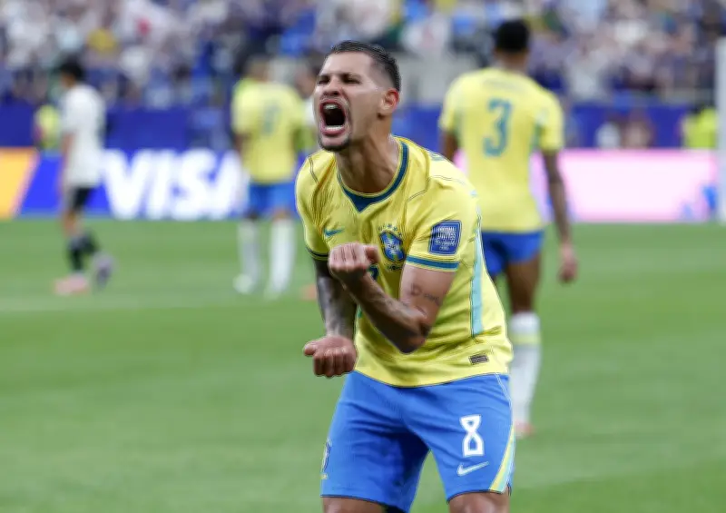 Bruno Guimarães: papel defensivo com Martinelli no lugar de Paquetá