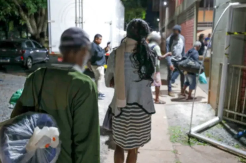 Cabide Solidário distribui roupas de inverno no Metrô-DF nesta quinta