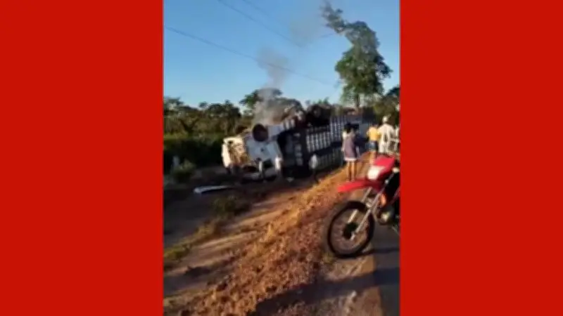 Caminhão cai em ribanceira na PA-151; motorista sobrevive