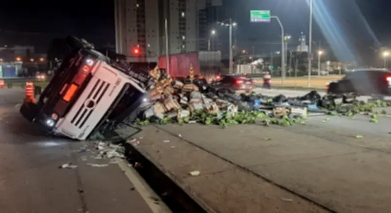 Caminhão com bananas tomba e interdita avenida em Jundiaí (SP)