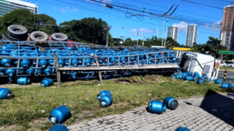 Caminhão com botijões de gás tomba e atinge poste no Centro do Recife