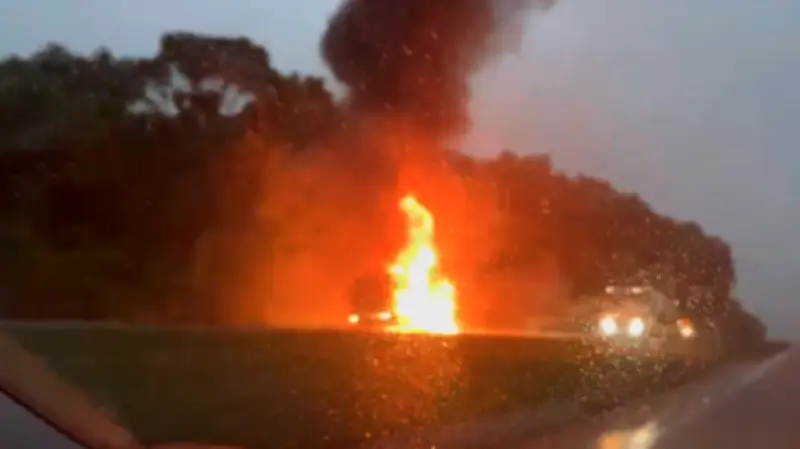 Caminhão pega fogo e interdita BR-277 em Paranaguá no litoral do PR