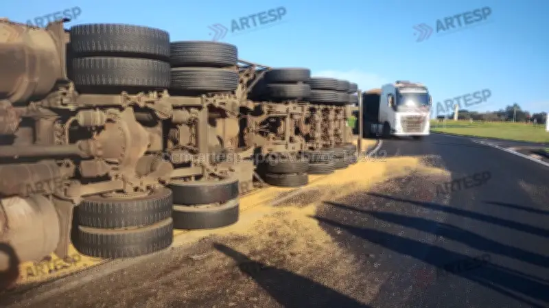 Caminhão tomba e espalha farelo na SP 284 em Quatá; motorista ileso