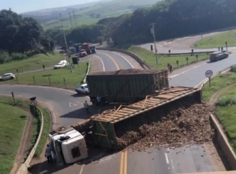 Caminhão tomba, interdita pista e espalha cana na SP-255 em Barra Bonita