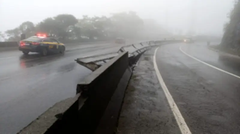 Caminhão tomba na Serra do Mar e bloqueia BR-277 no Paraná