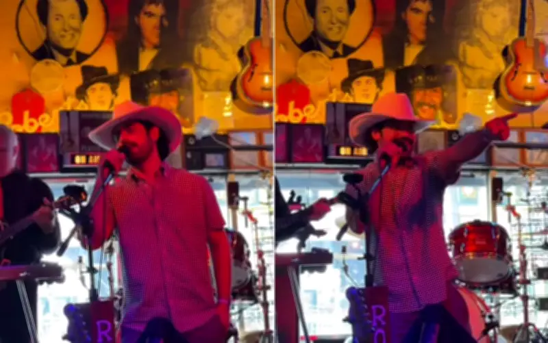 Cantor goiano viraliza cantando 'Muda de Vida' em bar nos EUA
