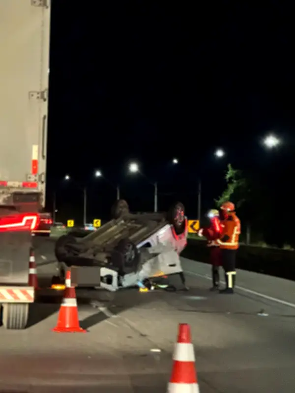 Capotamento na Via Dutra em Resende deixa duas pessoas feridas
