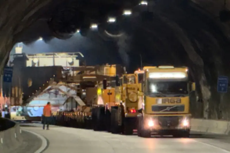 Carga de 845 toneladas e 138 metros interdita Rodovia dos Tamoios