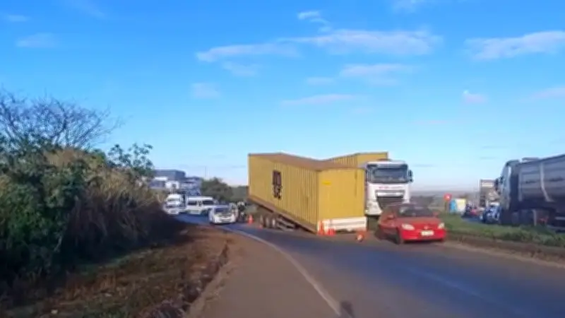 Carreta desacopla de cavalo mecânico e causa lentidão em Uberlândia
