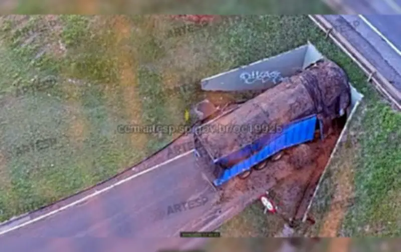 Carreta entala em viaduto na Raposo Tavares em Assis (SP)