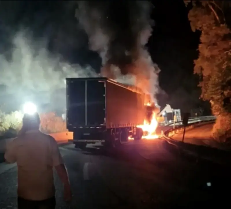 Carreta pega fogo na Via Dutra e congestionamento chega a 17 km