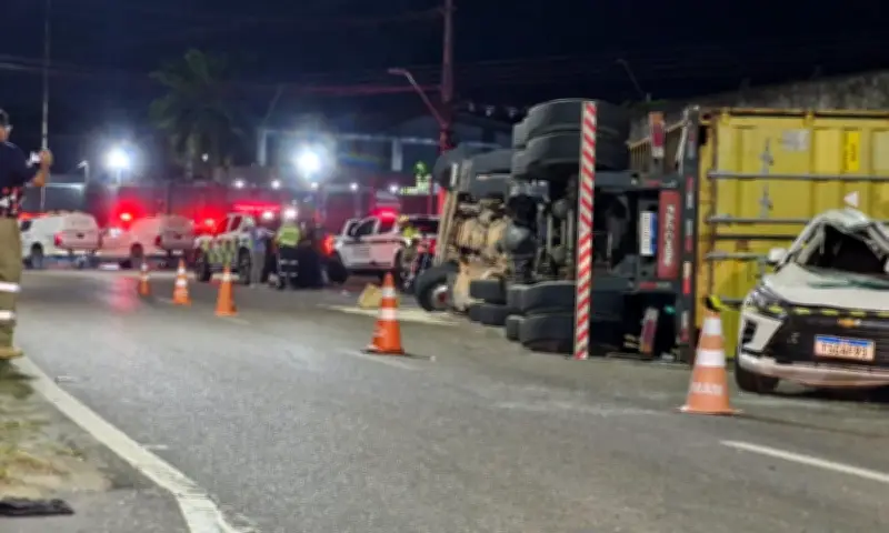 Carreta tomba e interdita avenida em Manaus; retirada será à noite
