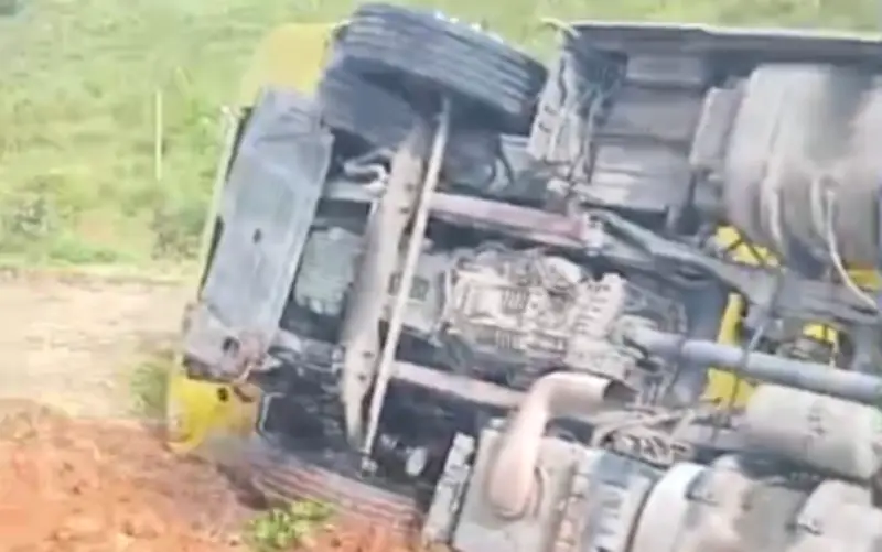 Carreta tomba e mata mãe e filha de 3 anos na BR-101 em SE