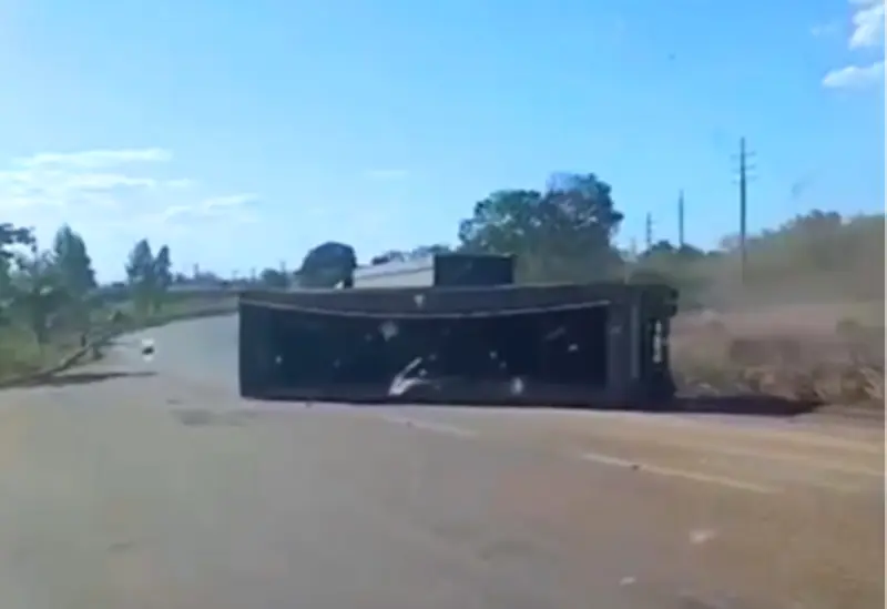 Carreta tomba na BR-010 após ultrapassagem mal sucedida
