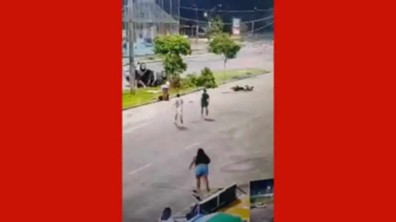 Carro capota após colidir com moto na contramão em Belém