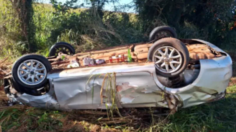 Carro capota com excesso de passageiros e motorista embriagado na BR-163