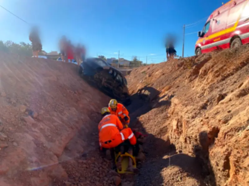 Carro capota e cai em canal em Janaúba; motorista fica ferido
