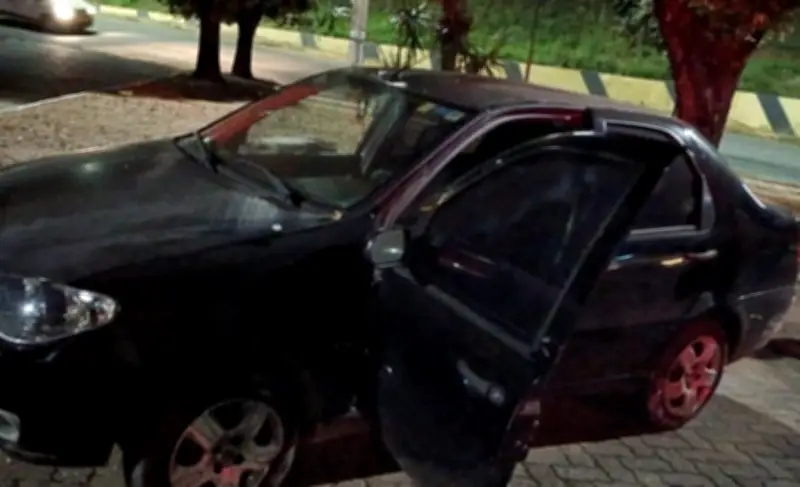 Carro desce desgovernado ladeira e bate em muro em Governador Valadares