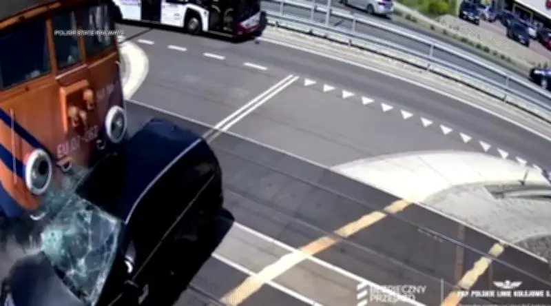 Carro invade trilho e é arrastado por trem na Polônia; dois feridos