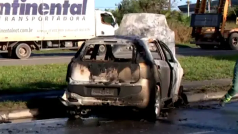 Carro pega fogo na BR-101 em Linhares após pane elétrica