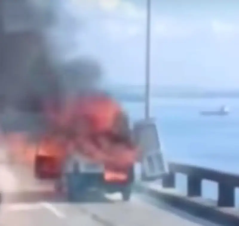 Carro pega fogo na Ponte Rio-Niterói por pane elétrica; sem feridos