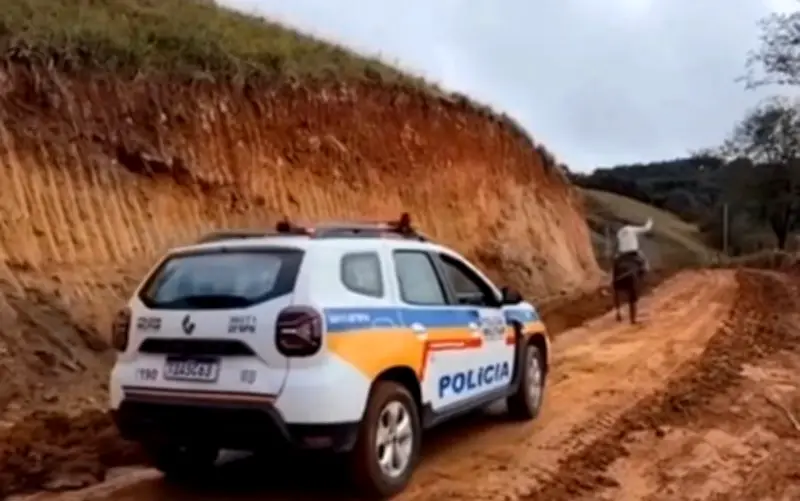 Cavalo puxa viatura da PM atolada em estrada no Sul de MG