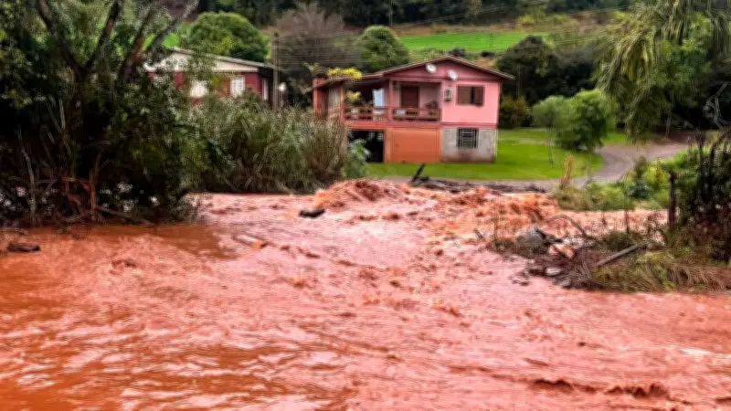 Chuvas no RS alagam cidades e deixam família ilhada em Sananduva