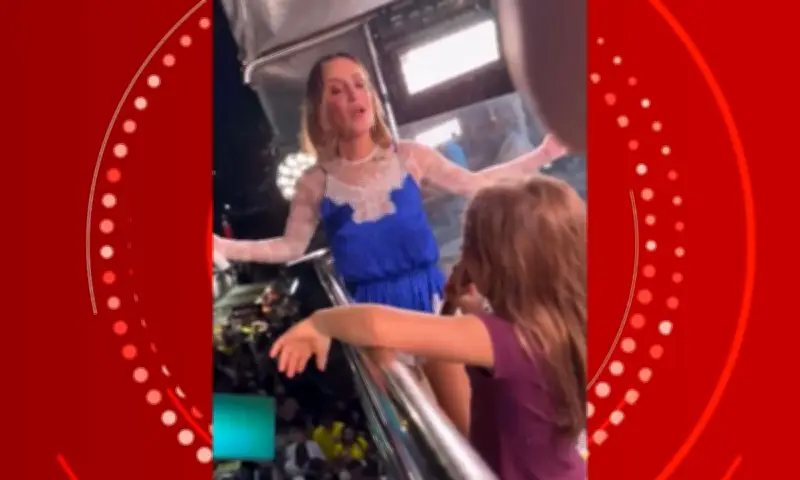 Claudia Leitte vibra com filha Bela, 6 anos, em show na Bahia