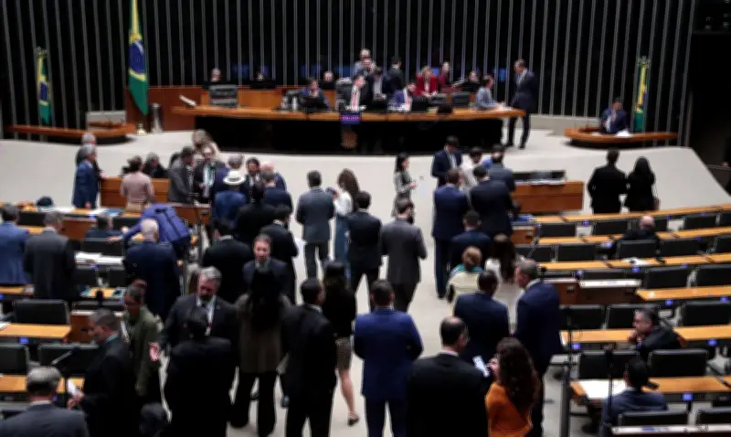 Câmara aprova urgência para projeto que equipara misoginia ao racismo