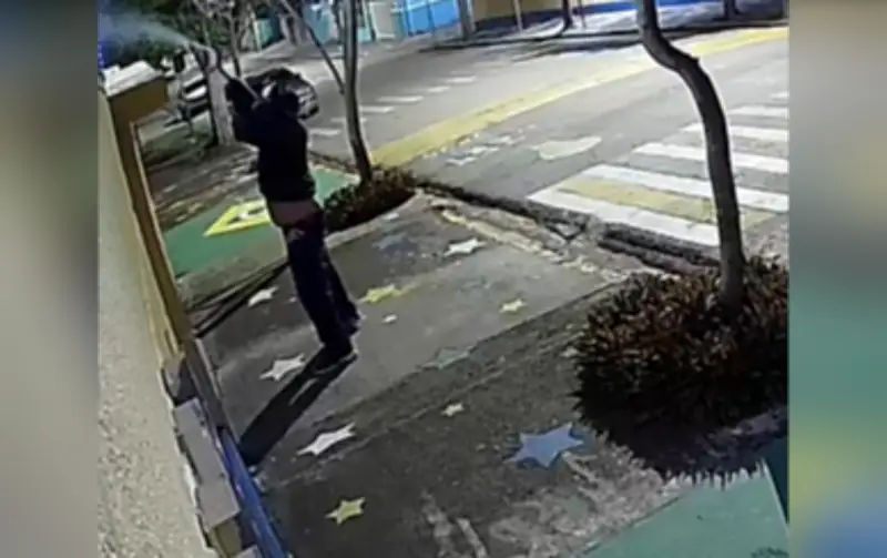 Câmera flagra homem disparando gás de pimenta em escola de Conchas