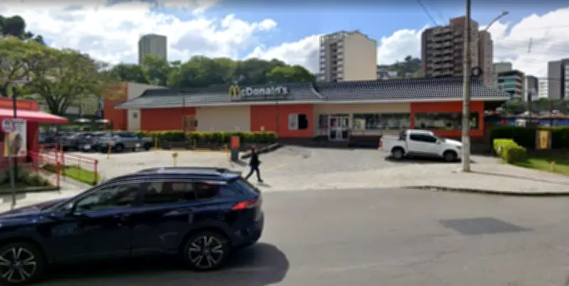 Câmeras flagram ação de criminosos em assalto a McDonald's em JF