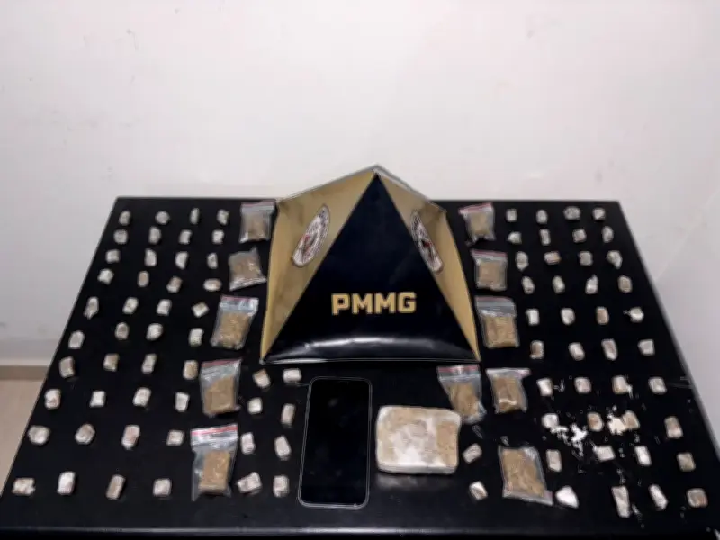 Cão farejador ajuda PM a apreender maconha e dinheiro em Montes Claros