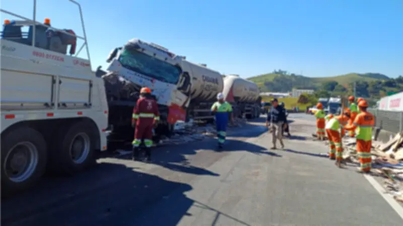 Colisão entre caminhões interdita Dutra em Guaratinguetá