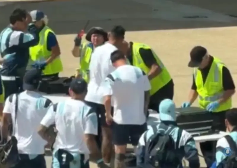 Cristian Romero é flagrado com acendedor de churrasco em aeroporto e diverte Messi