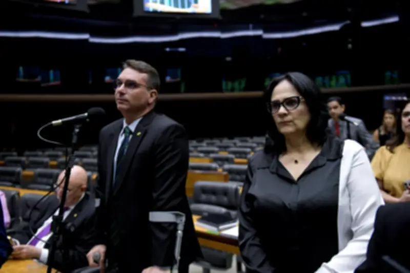 Damares ameaça desistir de campanha de Flávio Bolsonaro após ataques