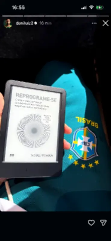 Danilo lê livro de neurociência durante a Copa do Mundo