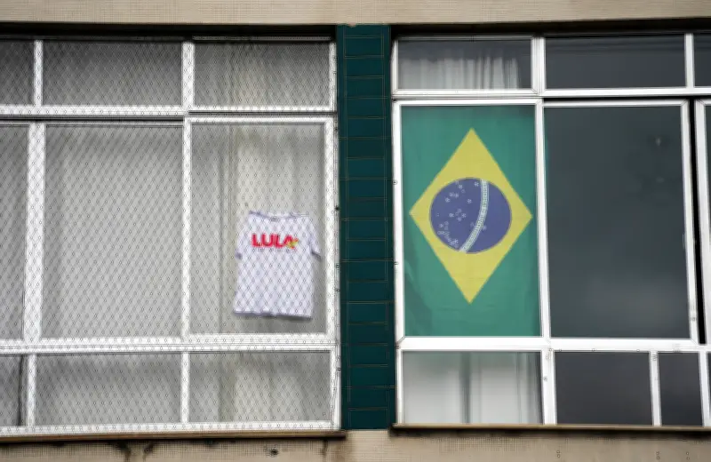 Datafolha: 44% dos brasileiros se identificam com a direita, 39% com a esquerda