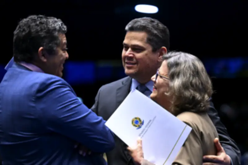 Davi Alcolumbre reúne governo e sindicatos para discutir PEC do fim da escala 6x1