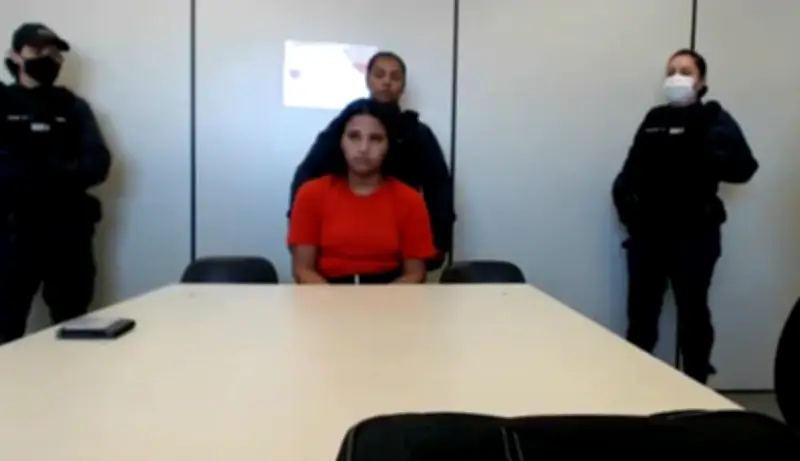 Diarista suspeita de matar casal reage ao saber que prisão foi mantida