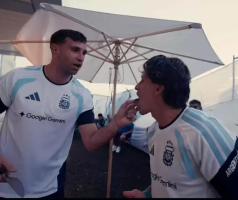 Dibu Martinez brinca com 'vaquinhas light' em churrasco da Argentina na Copa