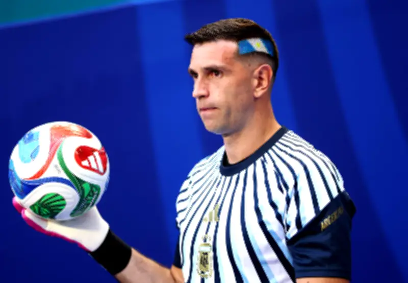 Dibu Martínez repete corte de cabelo da sorte na Copa 2026